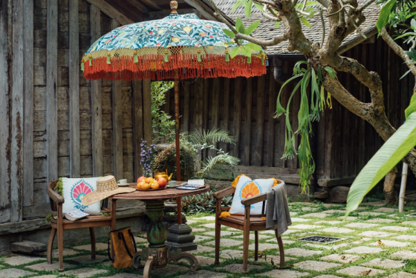 Taman dengan Teras Kayu dan Payung